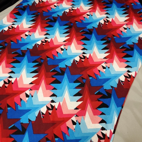 Small Lularoe "Randy" T - Picture 2 of 4